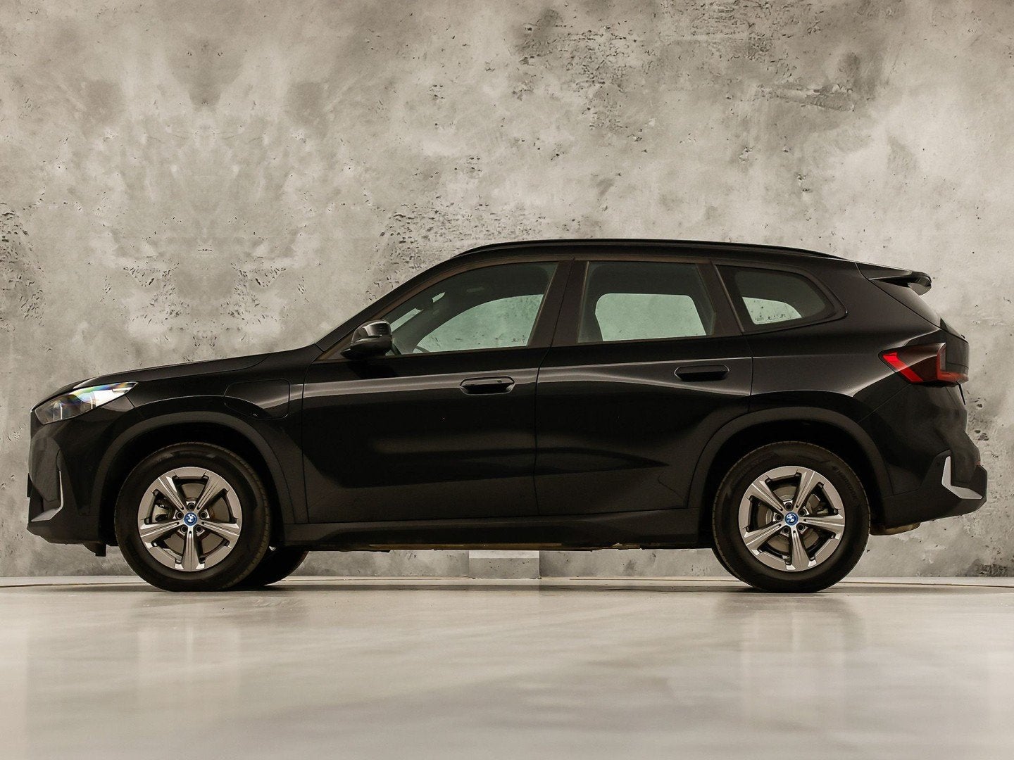BMW X1 xDrive25e Automaat 245Pk (APPLE CARPLAY, HEAD-UP DISP, Auto's, BMW, 12 maanden, Gebruikt, Zwart, Bedrijf