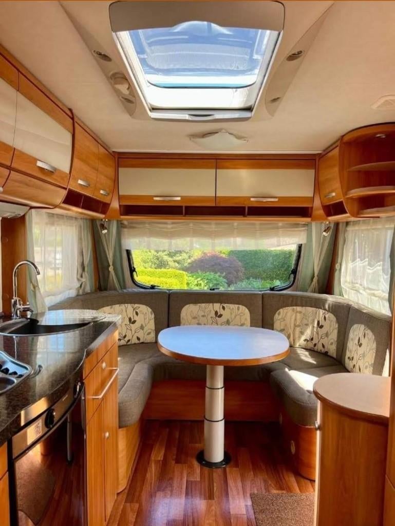ERIBA HYMER NOVA 465 GL (2010), ZEER COMPLEET, Caravans en Kamperen, Caravans, Rondzit, Particulier, Vast bed, Hymer