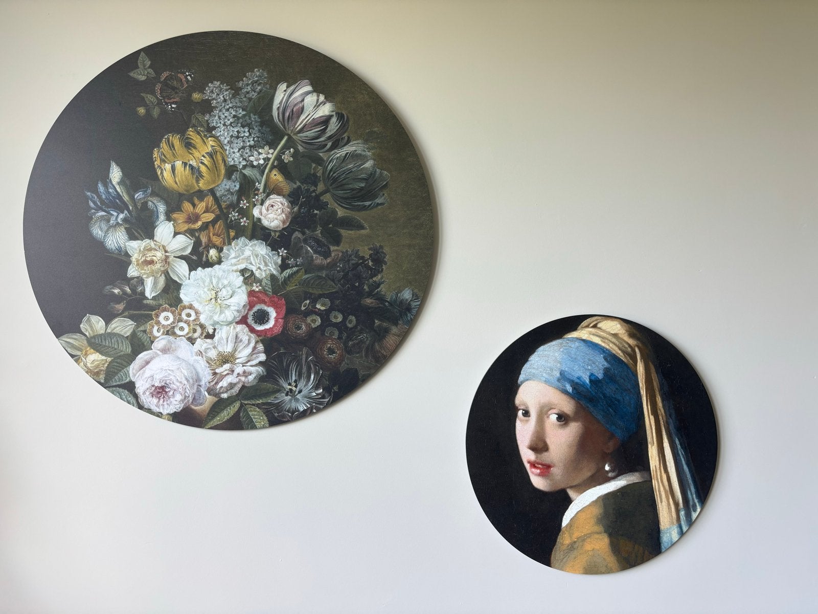 Ronde wanddecoratie: Meisje met de Parel & Bloemen, Ophalen, 60 cm, Zo goed als nieuw, Wandcirkel