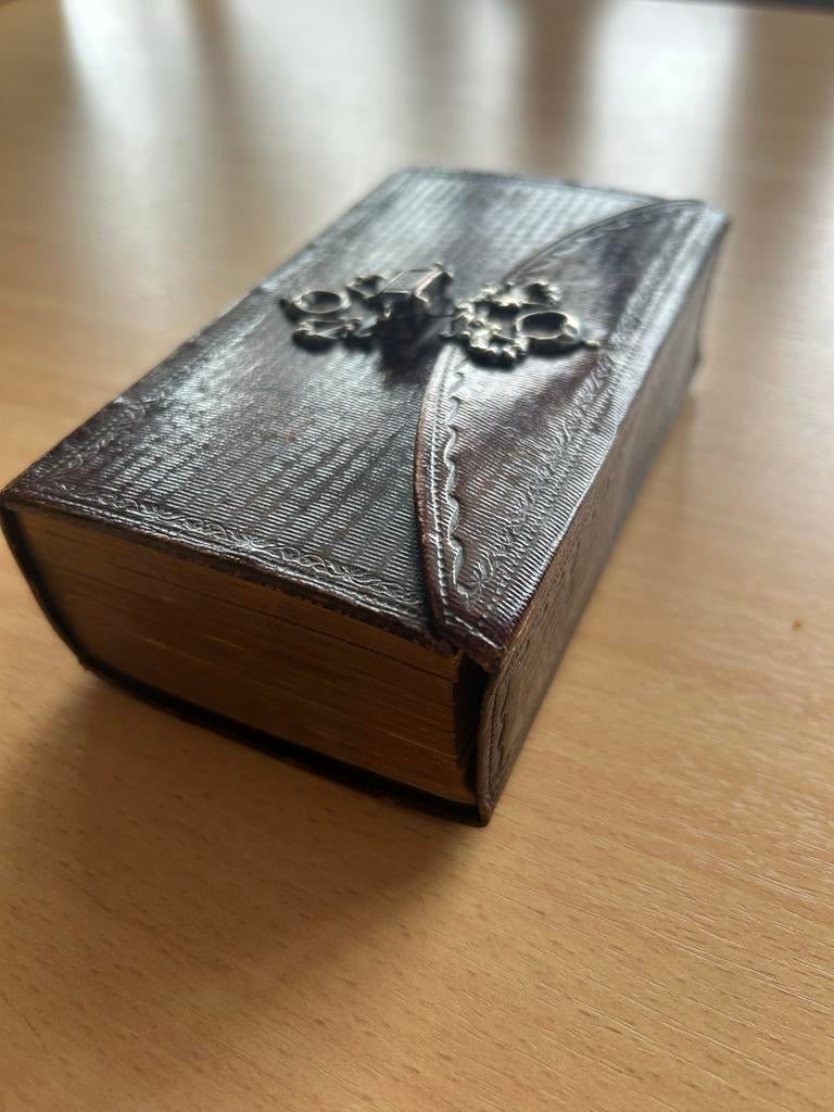 Antieke Bijbel met Zilveren Slot, Antiek en Kunst, Antiek | Boeken en Bijbels, Ophalen