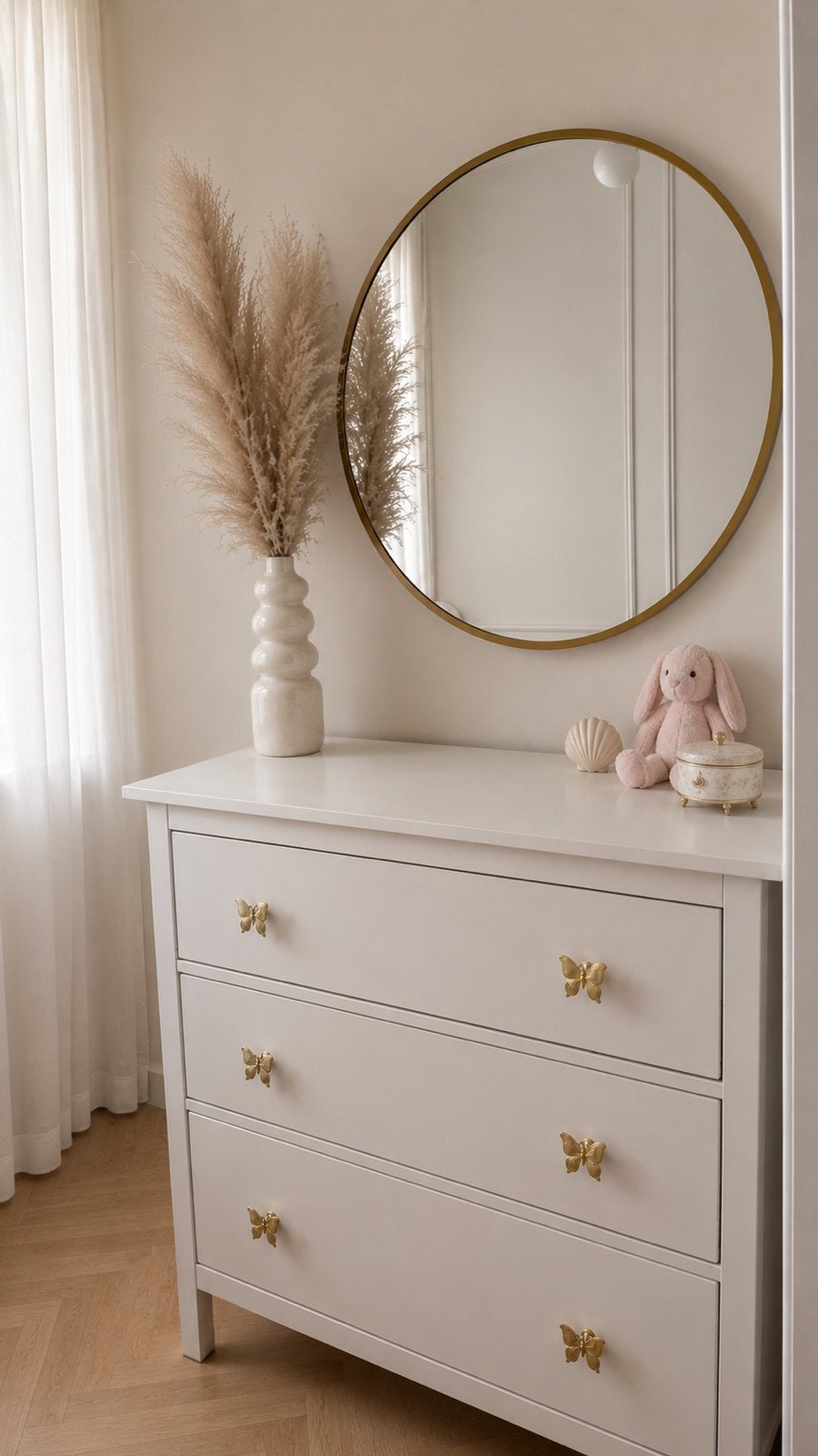 Witte babycommode / ladekast met gouden vlinderknoppen, Kinderen en Baby's, Kinderkamer | Commodes en Kasten, 50 tot 70 cm, Ophalen of Verzenden