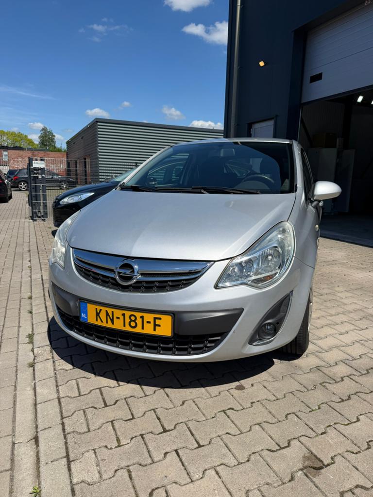 Opel Corsa 1.2 16V 3D Automaat 2011 Grijs, Auto's, Opel, 450 kg, 40 €/maand, 750 kg, 1229 cc