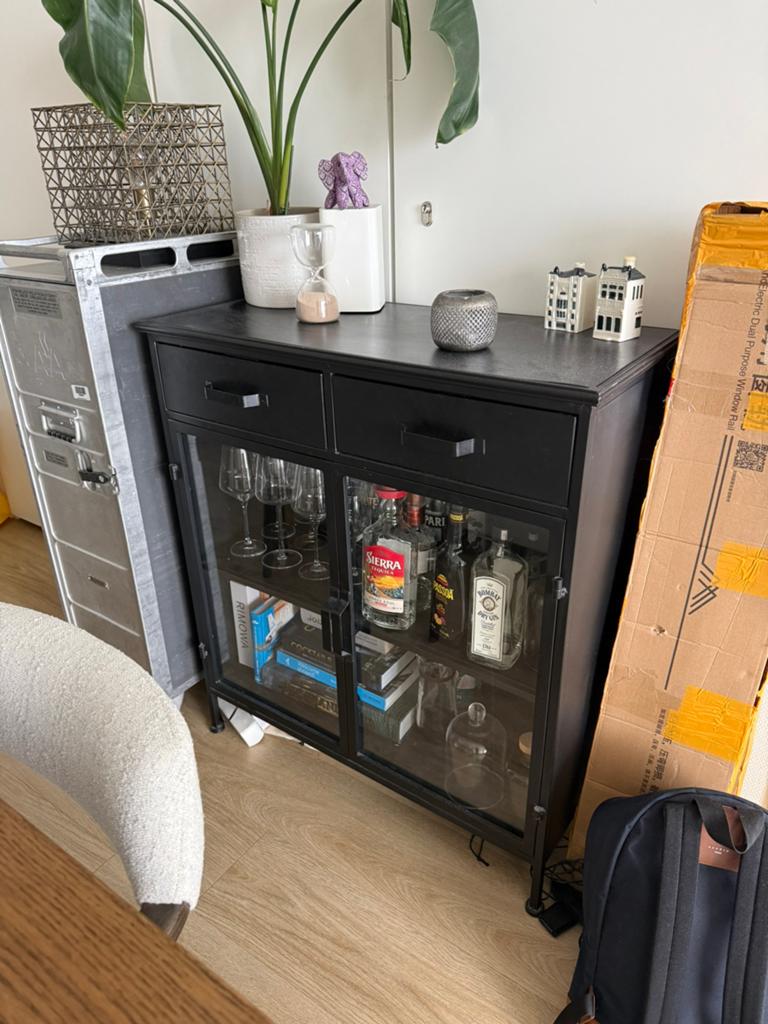 Zwart Metalen Vitrinekast, Huis en Inrichting, Kasten | Vitrinekasten, Ophalen, Met deur(en), Modern, Industrieel, 50 tot 100 cm