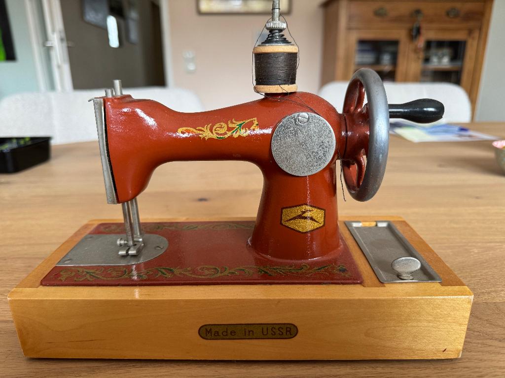 Oude Russische naaimachine, Ophalen