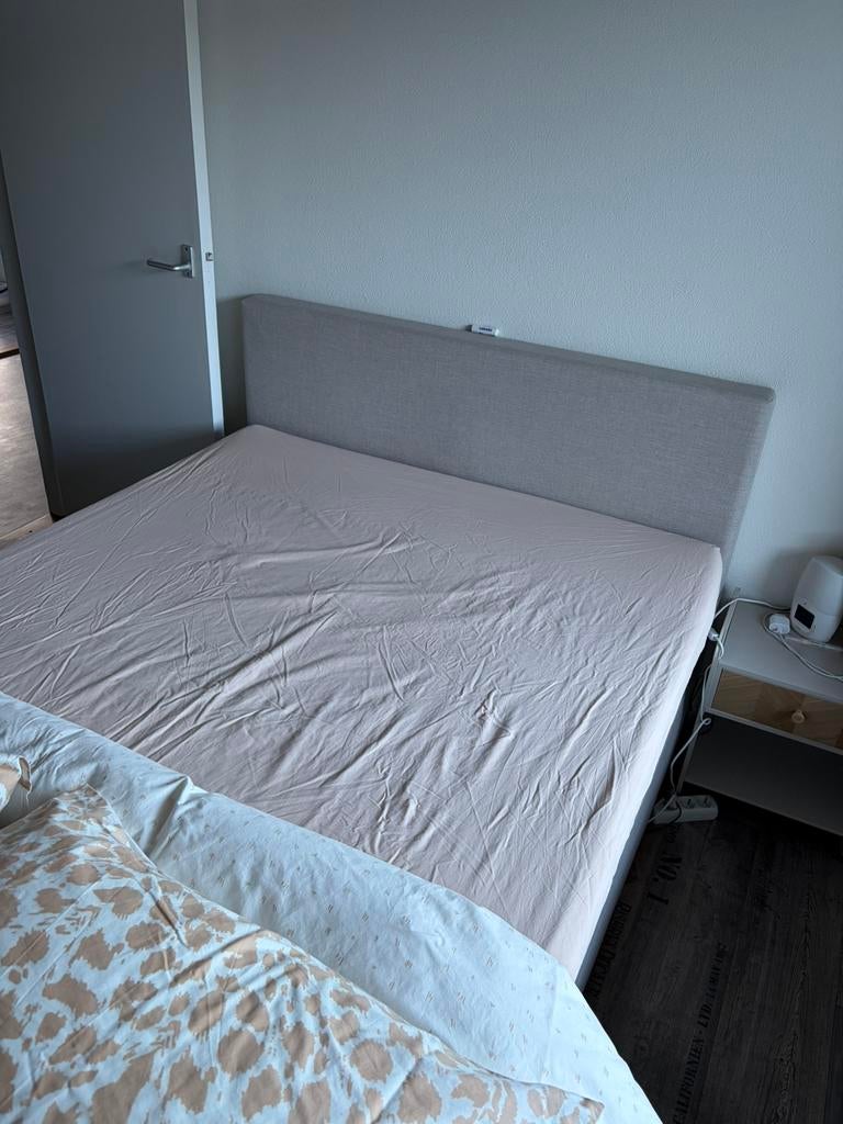 Greige gestoffeerd bed met hoofdbord., Huis en Inrichting, Slaapkamer | Bedden, Ophalen, Tweepersoons, 140 cm, Zo goed als nieuw