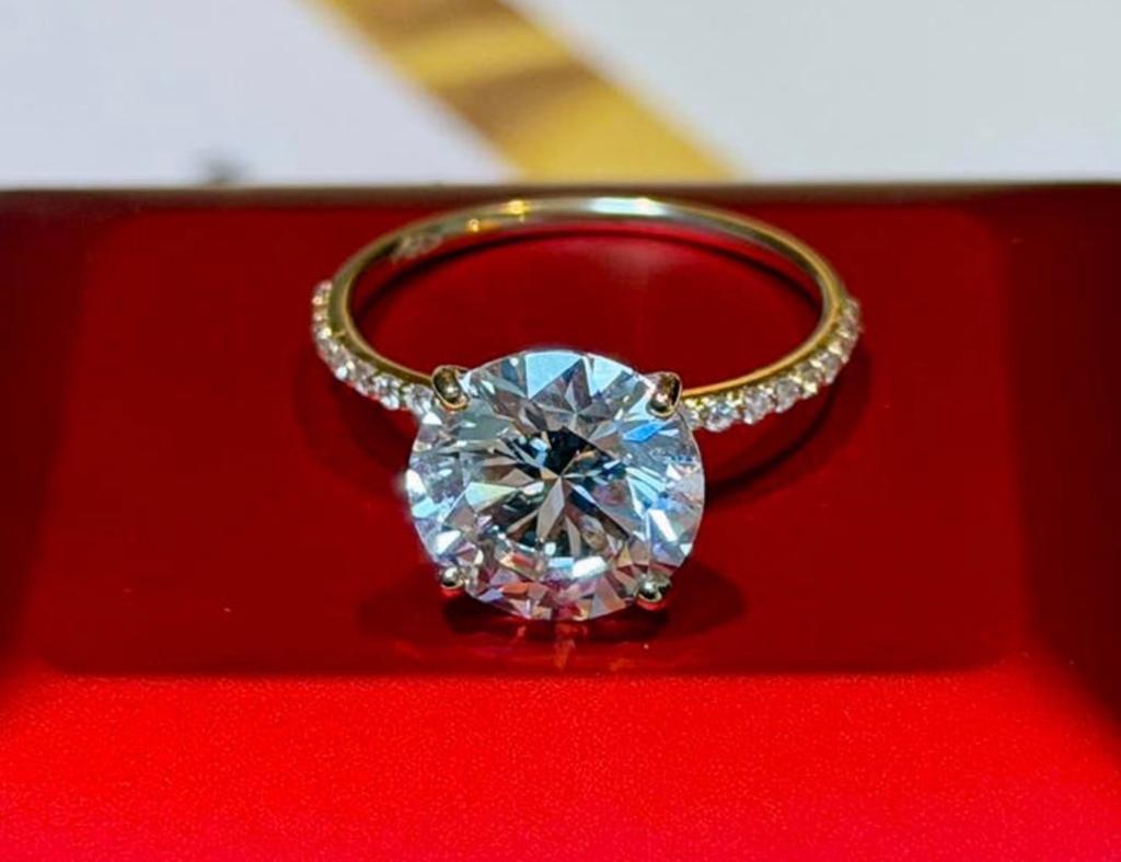Gouden (trouw) ring met VS1 diamant van maar liefst 4.18ct!, Nieuw, Ophalen of Verzenden, 17 tot 18, Met edelsteen