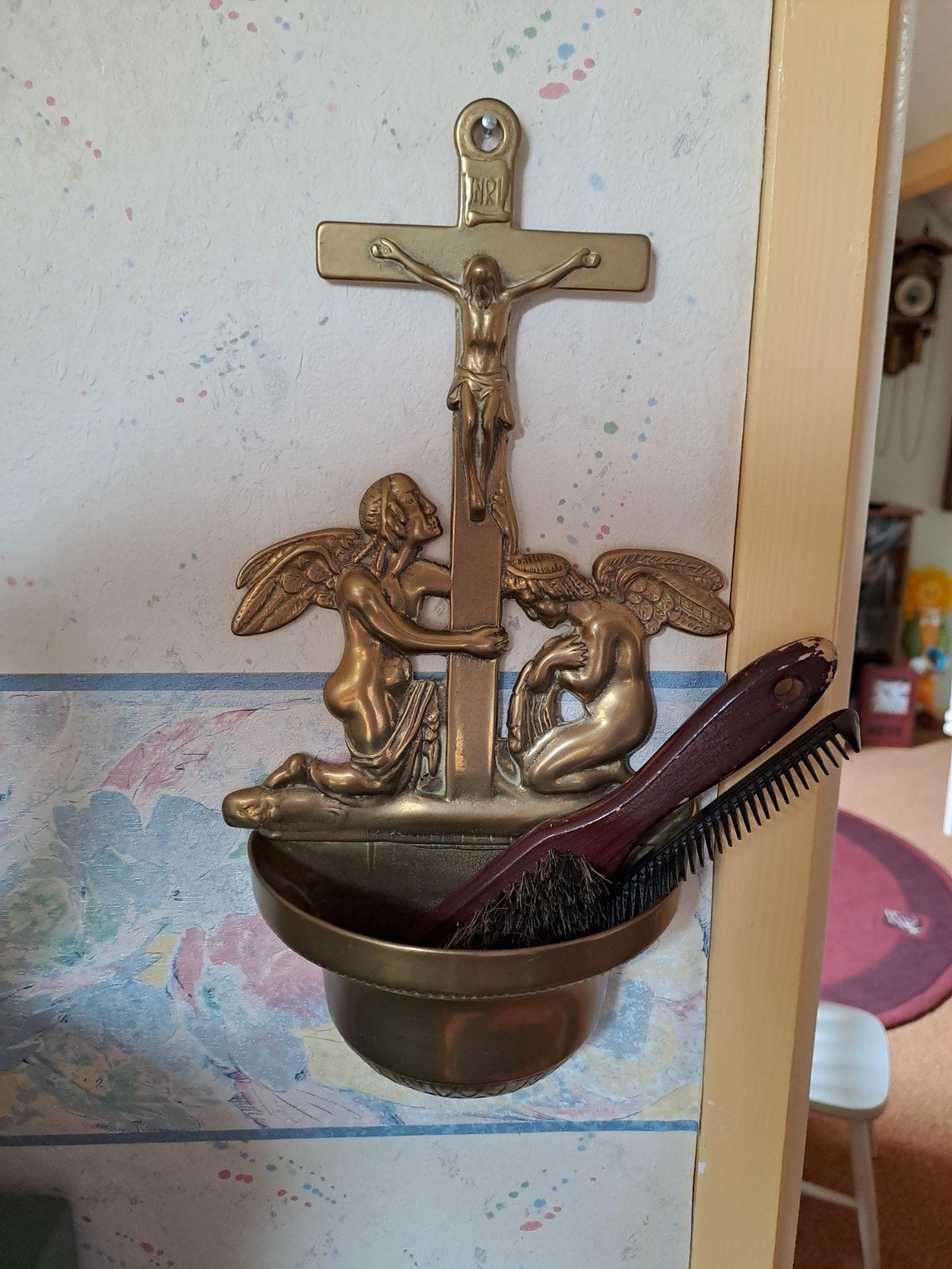 Antiek bronzen kruisbeeld met engelen en wijwaterbakje, Antiek en Kunst, Ophalen