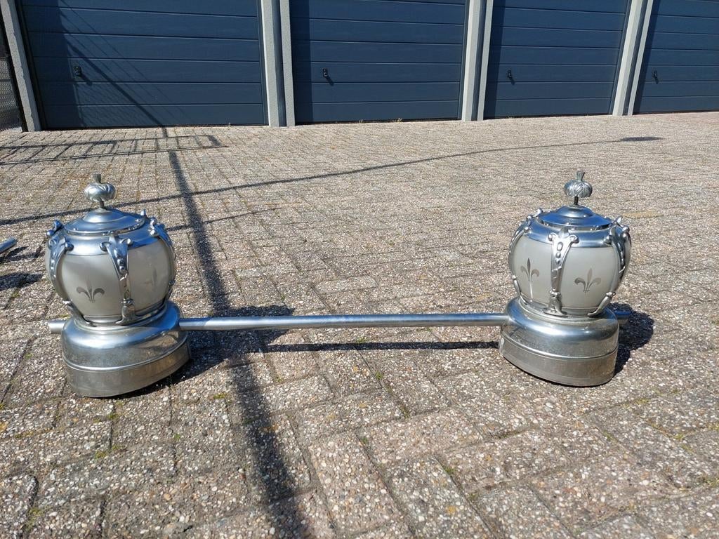 Lampen en kruis. Lijk auto, Ophalen