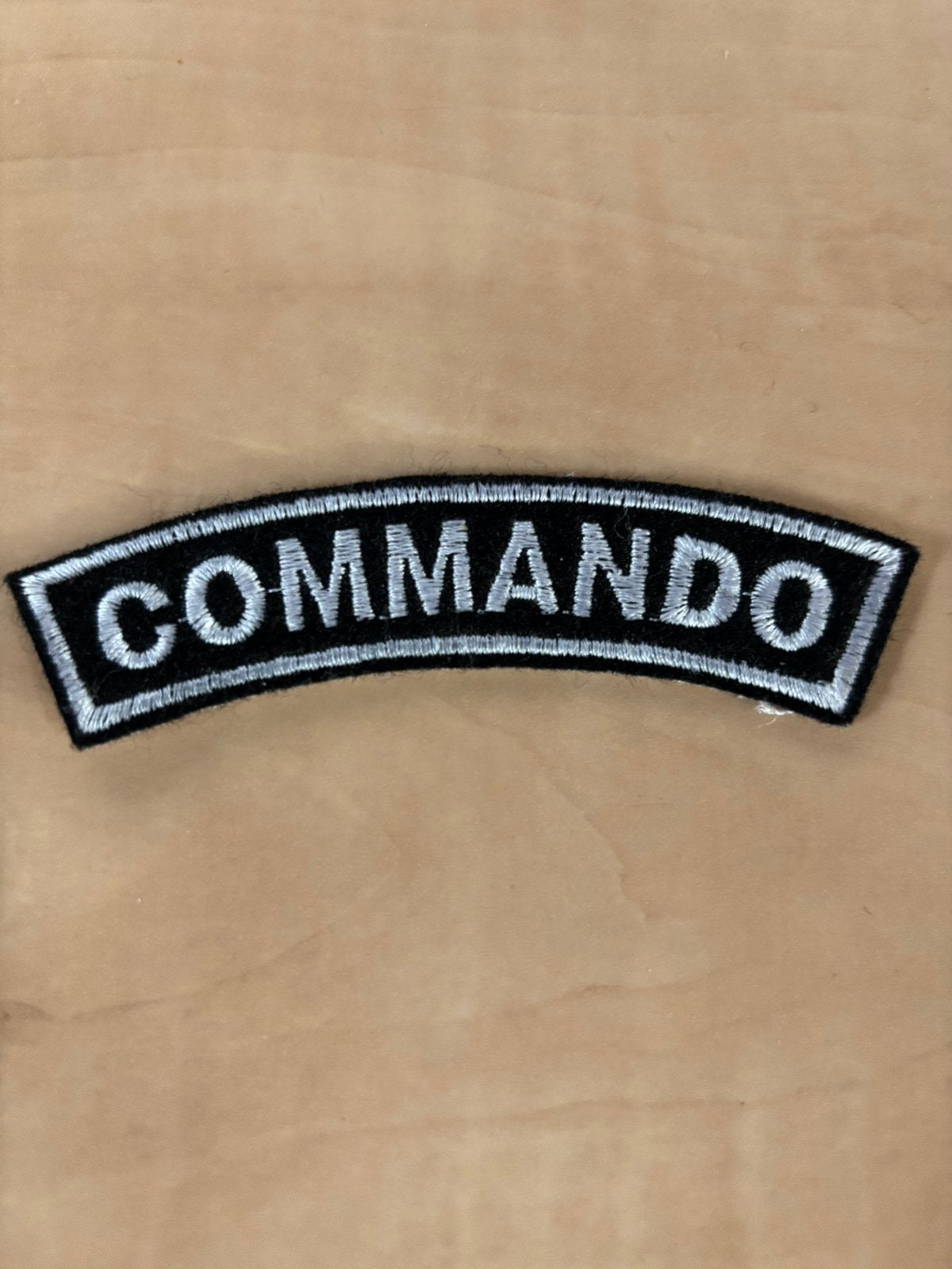 Straatnaam commando wit op zwart, Ophalen of Verzenden, Landmacht, Nederland, Embleem of Badge
