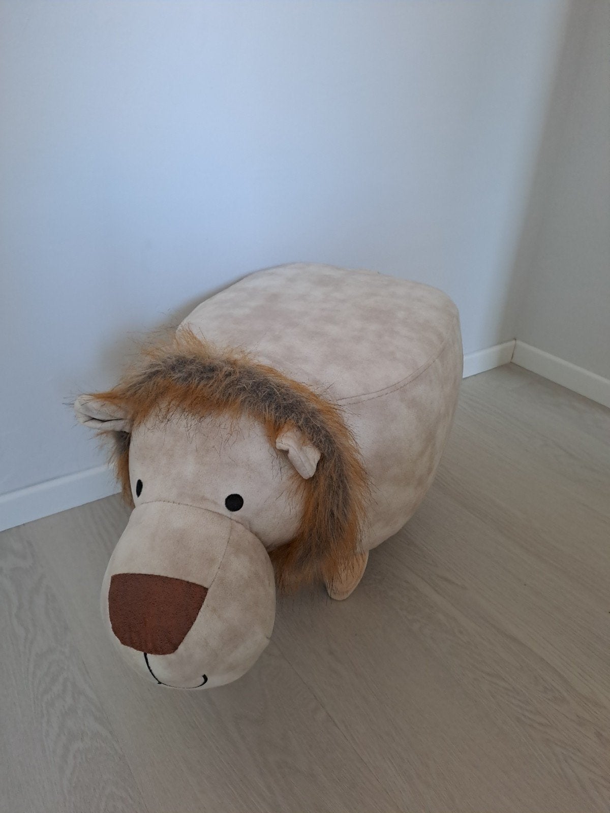 Leuke leeuwen poef voor kinderkamer, Ophalen, Speels, Kinderkamer, Dieren, 50 tot 75 cm, Zo goed als nieuw