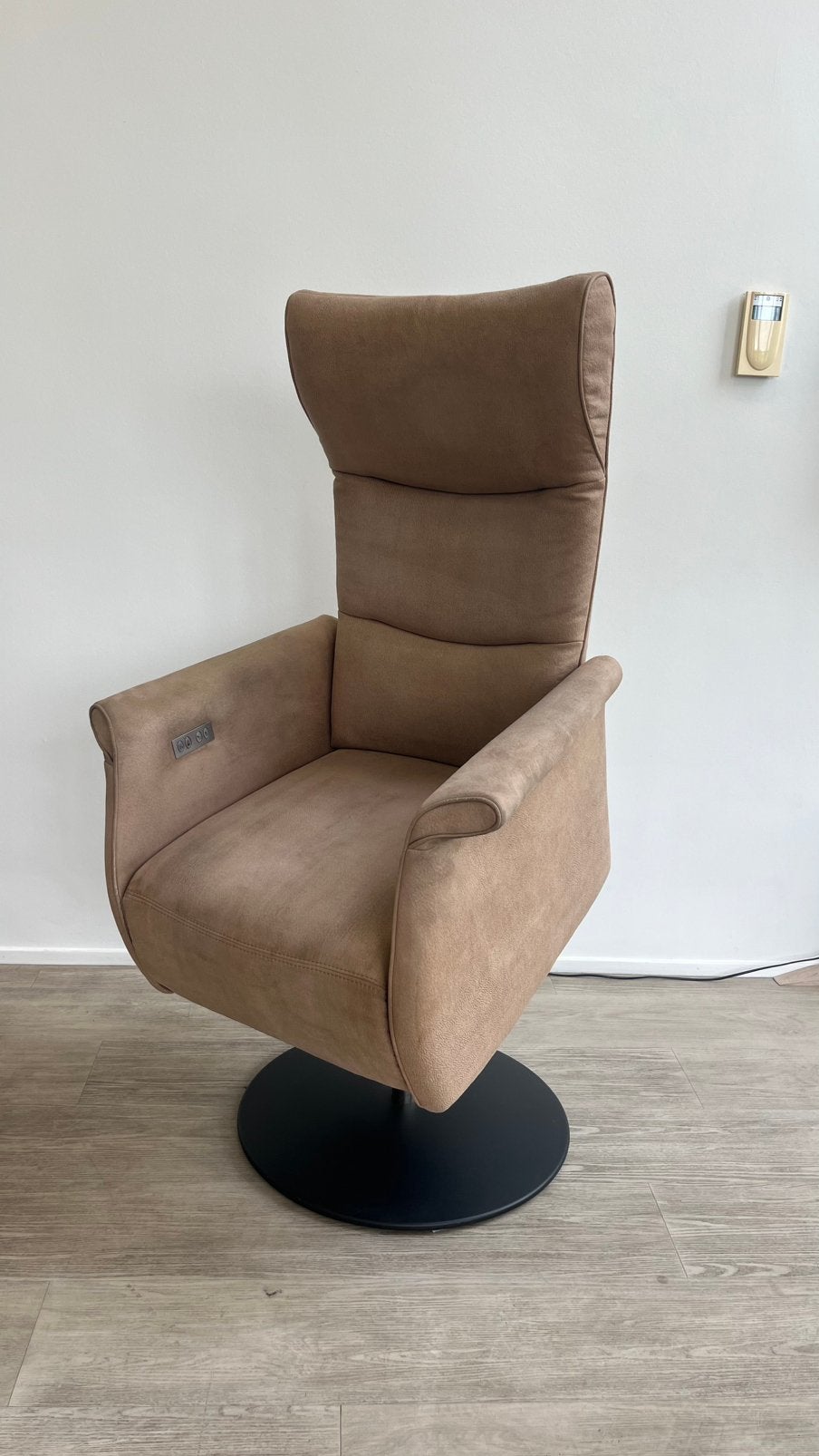 Prominent Relaxfauteuil Sta Op Taupe Stof L  XL, Huis en Inrichting, Fauteuils, Ophalen, Minder dan 75 cm, Zo goed als nieuw, Stof