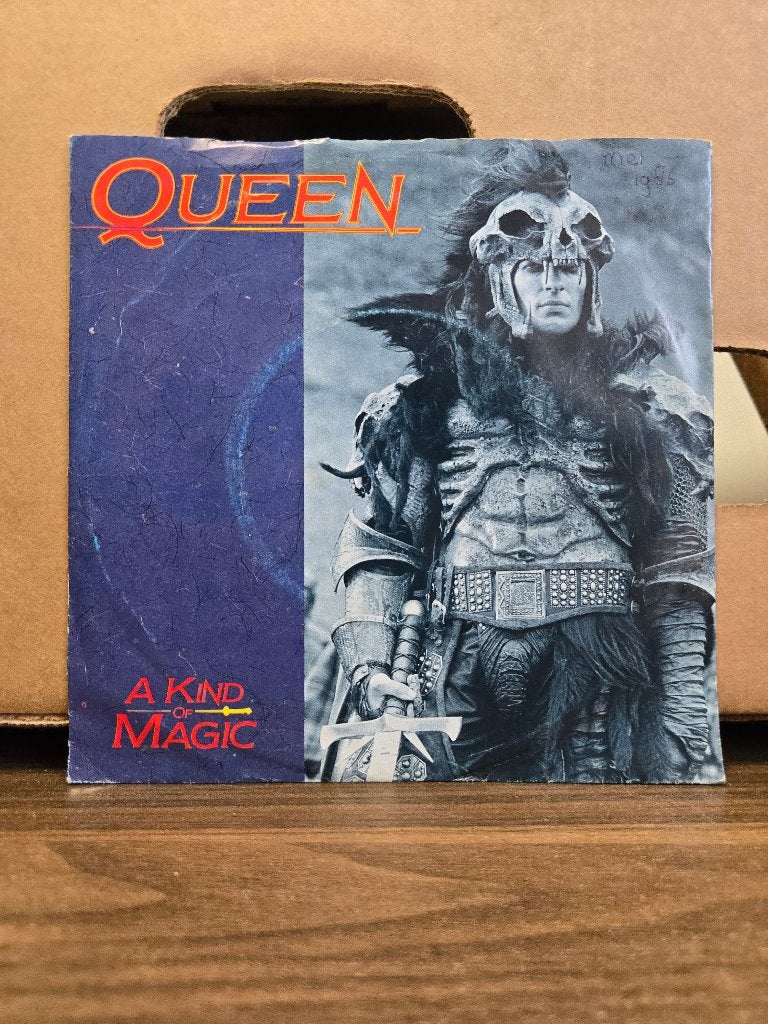Queen - A kind of magic, Cd's en Dvd's, 7 inch, Ophalen of Verzenden, Zo goed als nieuw, Beschermende buitenhoes