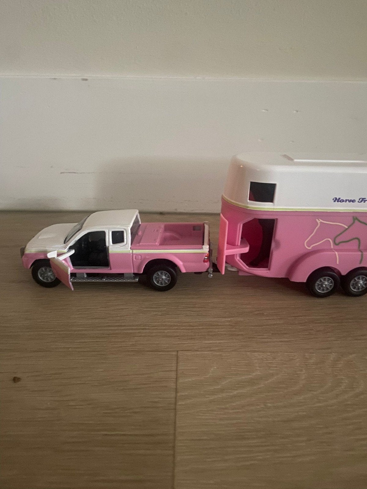 Roze speelgoed pick-up met paardentrailer en paarden, Ophalen of Verzenden, Gebruikt