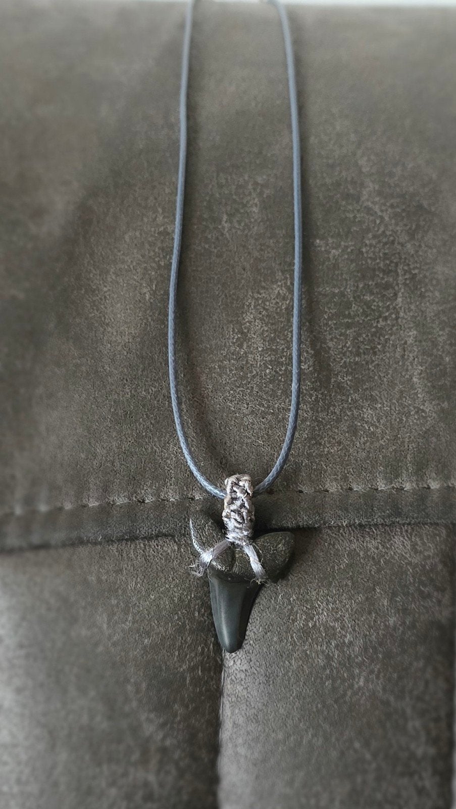 unieke handgemaakte haaientand ketting - echt fossiel, Ophalen of Verzenden, Fossiel