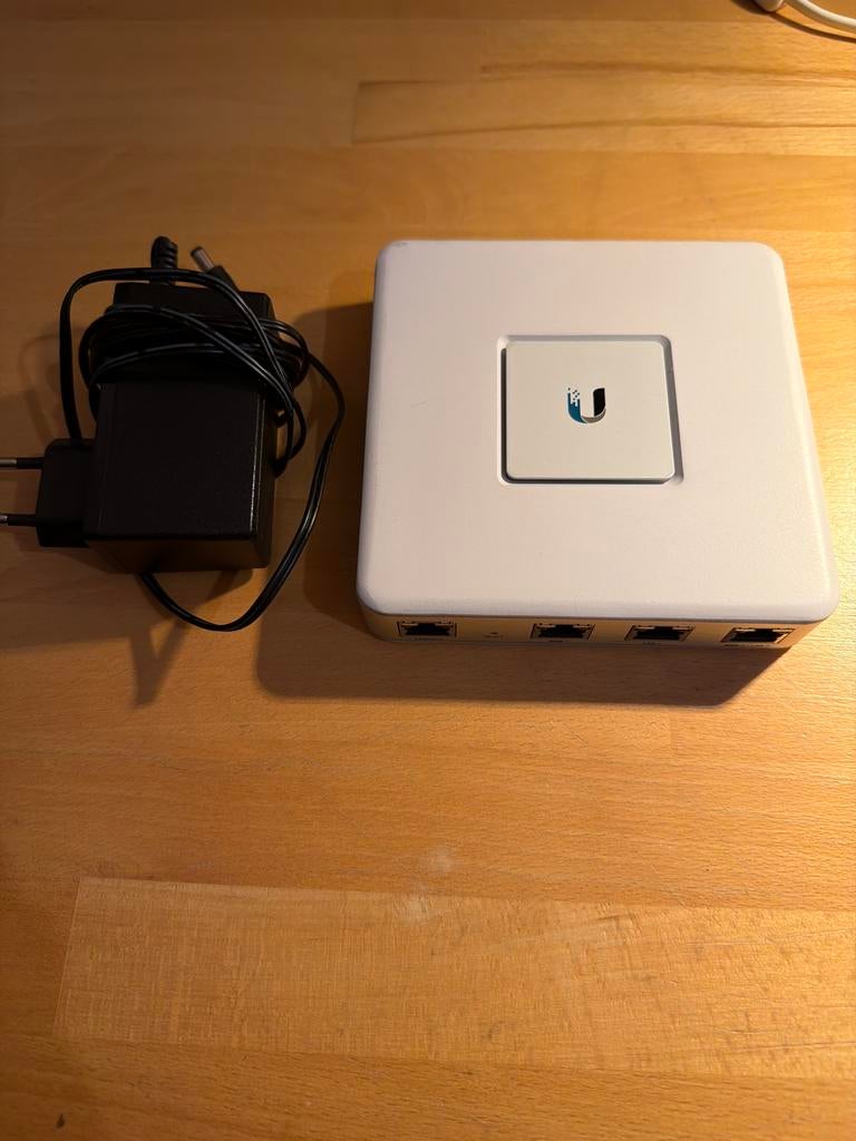 Ubiquiti UniFi Security Gateway (USG) Router, Ophalen of Verzenden, Zo goed als nieuw, Router