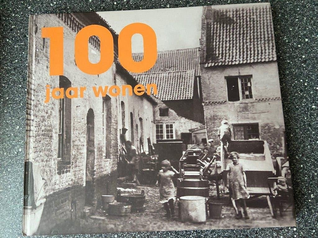 Boek 100 jaar wonen, Ophalen of Verzenden, 20e eeuw of later, Nieuw, Onbekend