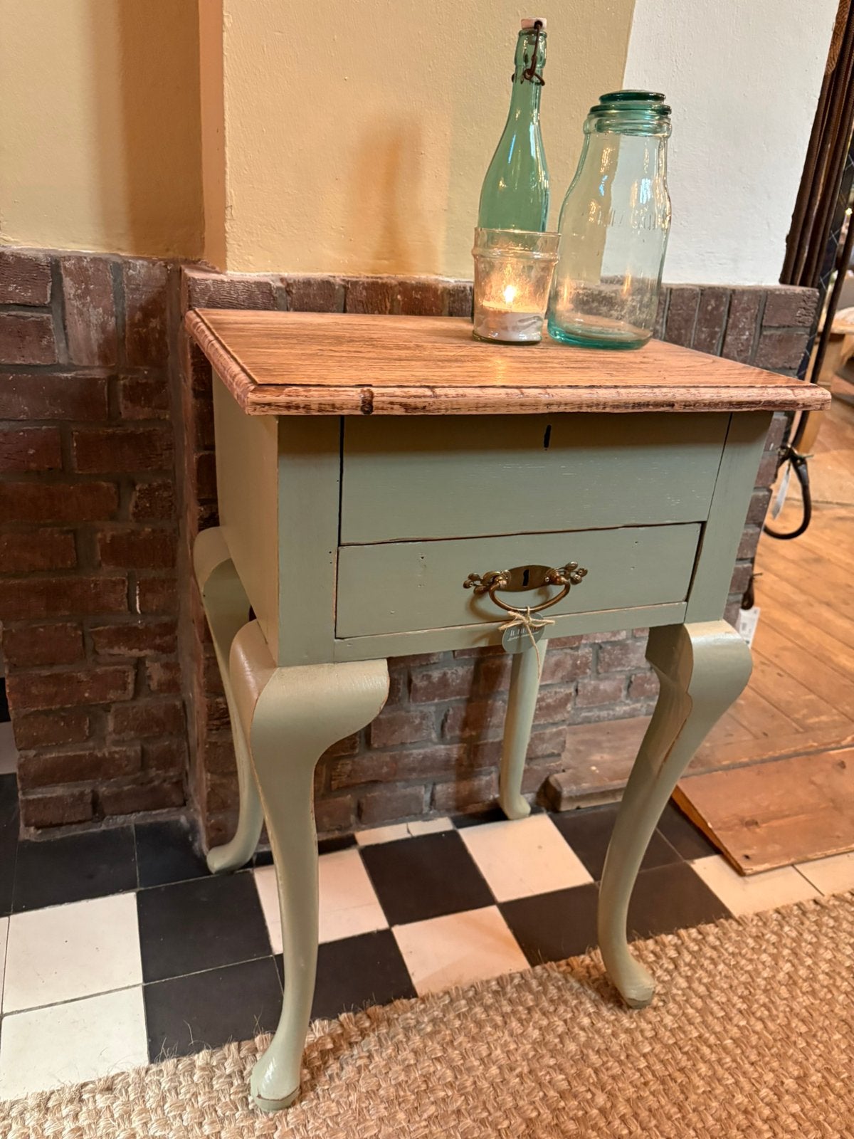 Leuk antiek kastje/ tafeltje met houten blad, green, Huis en Inrichting, Slaapkamer | Nachtkastjes, Zo goed als nieuw, Minder dan 45 cm