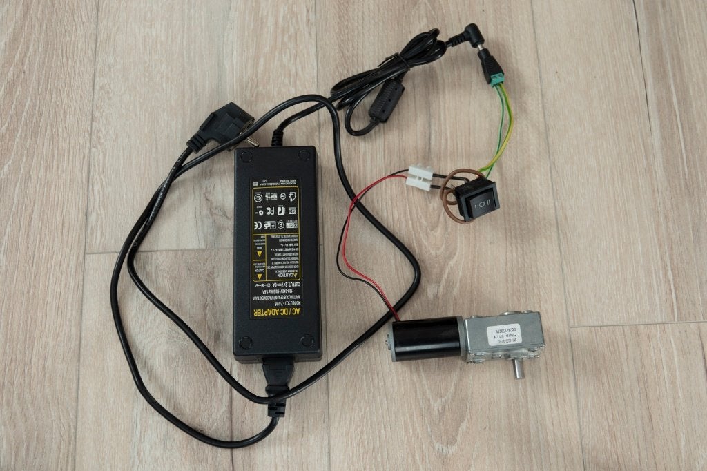 Reductiemotor 24v 150 rpm + 240-24v omvormer en schakelaar, Doe-het-zelf en Verbouw, Motoren, Ophalen of Verzenden, Zo goed als nieuw