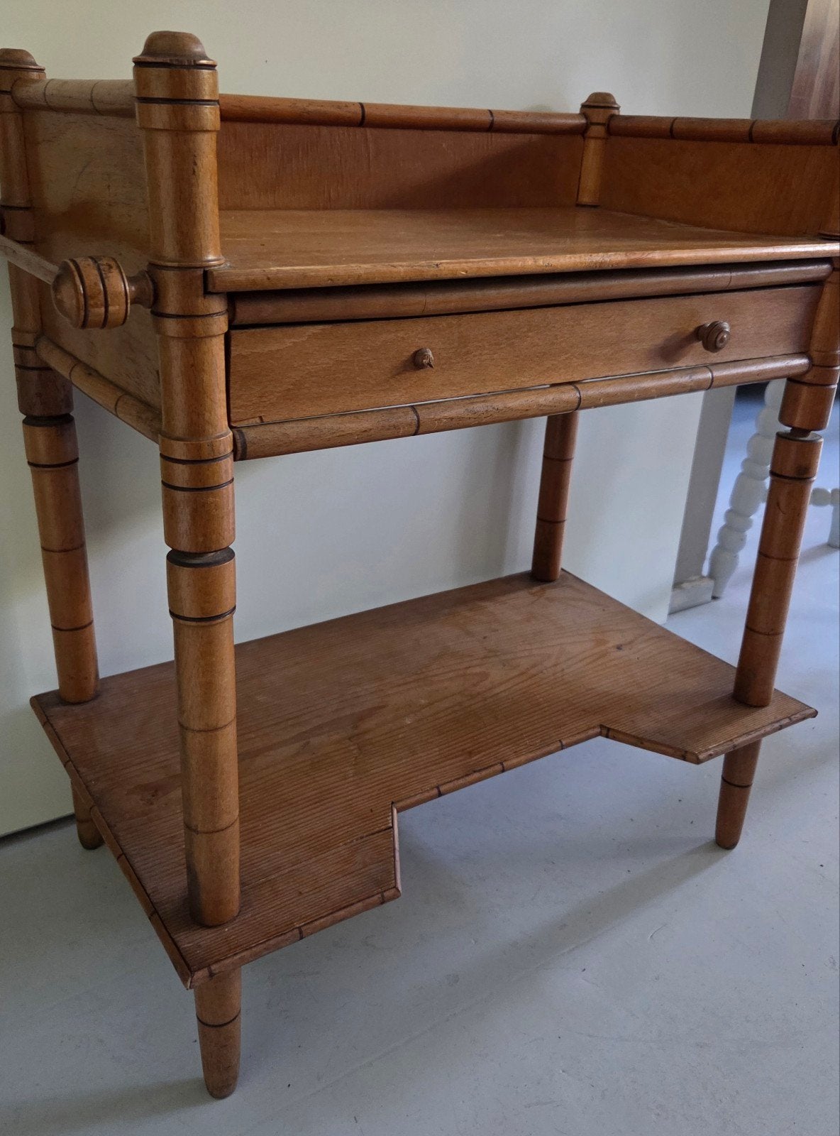 Antiek Frans Faux Bamboo kinder tafeltje met lade
In goede, Ophalen