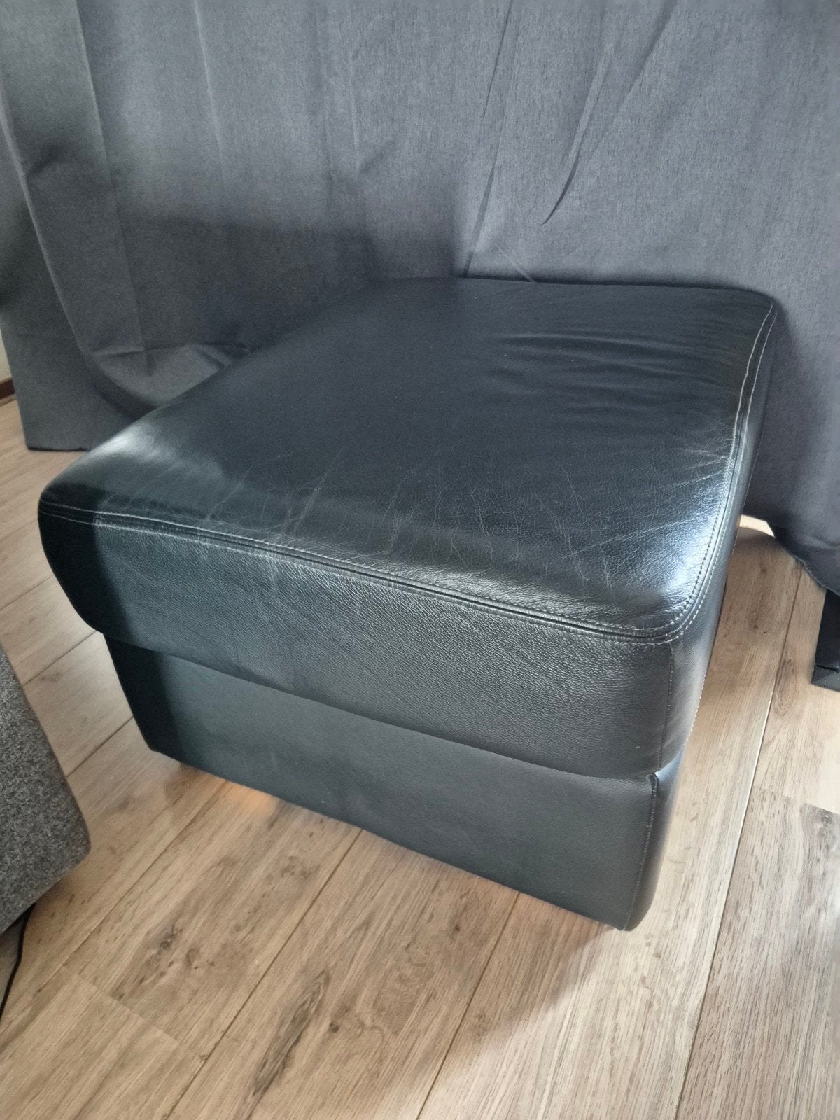 Zwarte leren poef - Comfortabele voetenbank, Ophalen, Modern, Comfortabel, Gebruikt, 50 tot 75 cm