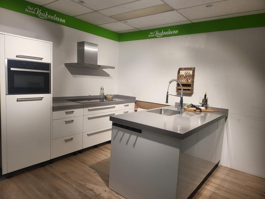 Mooie tijdloze hoogglans wit composieten bladen grote kookpl, Huis en Inrichting, Keuken | Complete keukens, Ophalen, Wit, Composiet