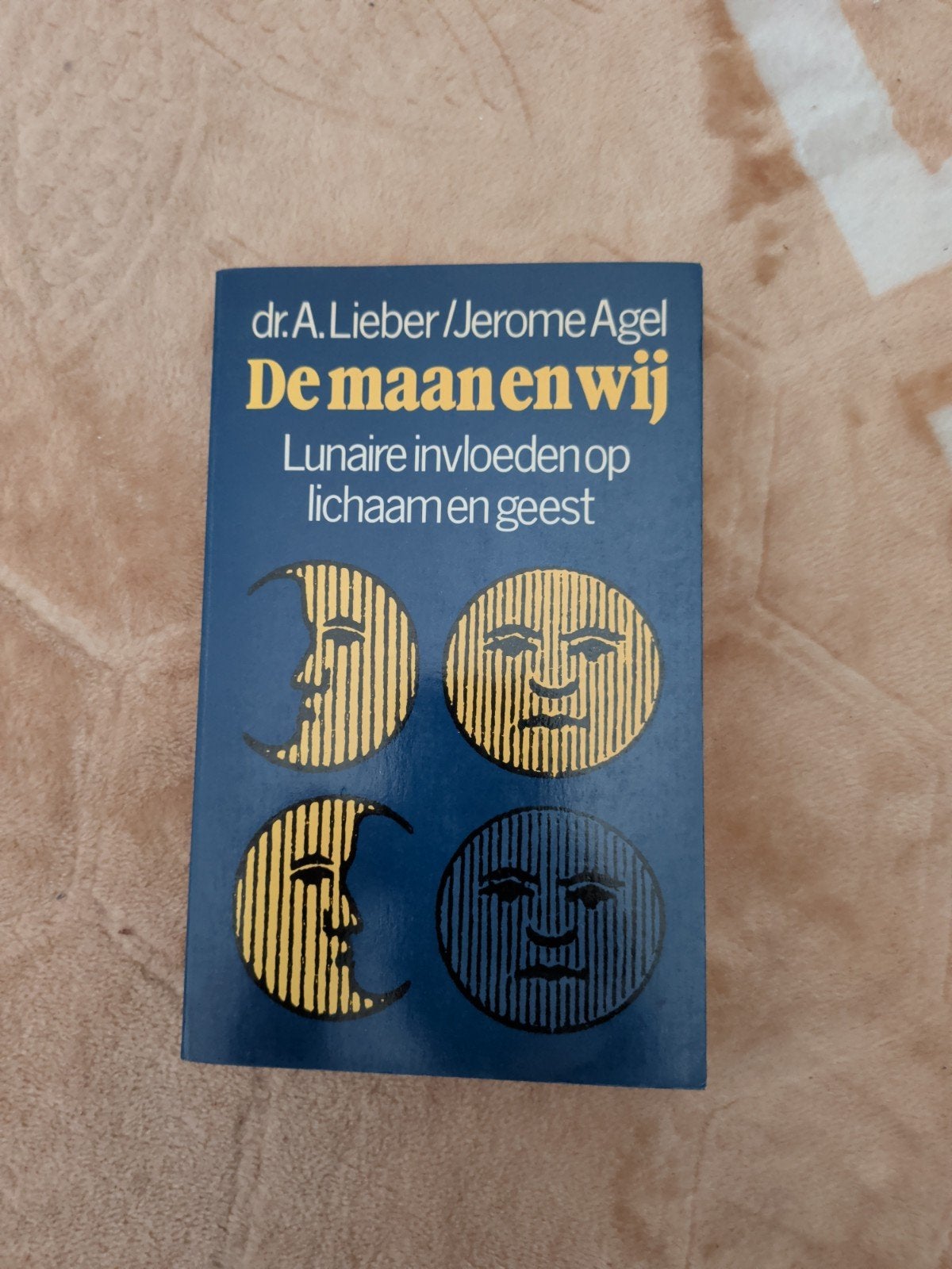 De maan en wij: Lunaire invloeden op lichaam en geest, Gelezen, Achtergrond en Informatie, Astrologie, Ophalen of Verzenden
