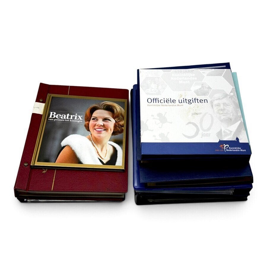 Lot mappen met enveloppen, postzegelmappen en muntjes, Ophalen of Verzenden, Nederland