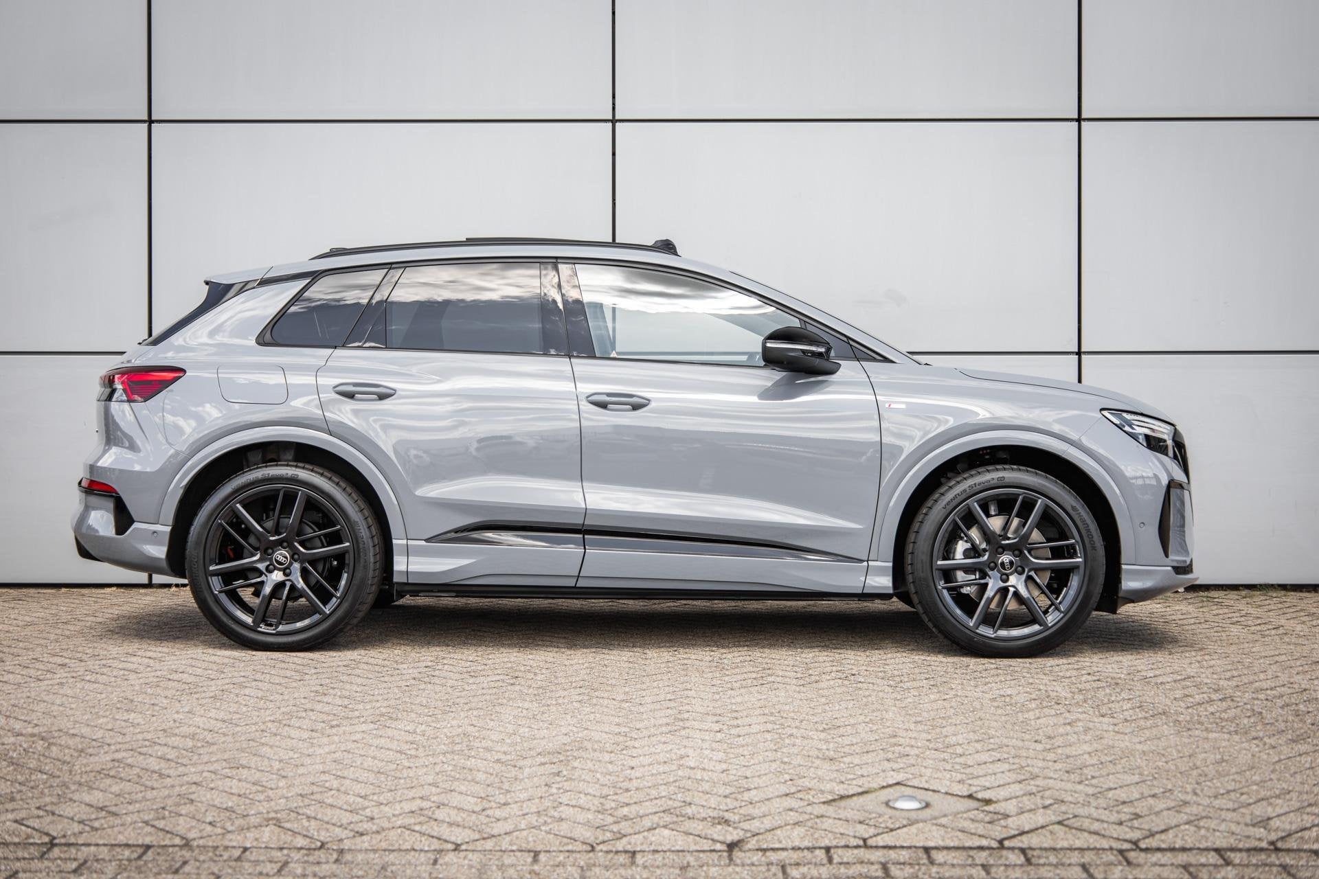 Audi Q4 e-tron S edition 340pk quattro performance 82 kWh |, Auto's, 1800 kg, 82 kWh, SUV of Terreinwagen, Zilver of Grijs