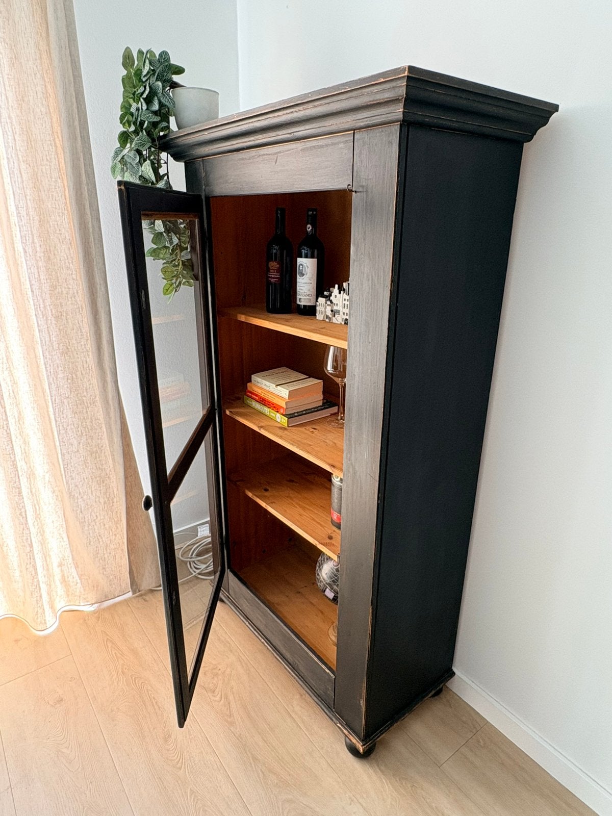 Brocante zwarte grenen kast, Ophalen