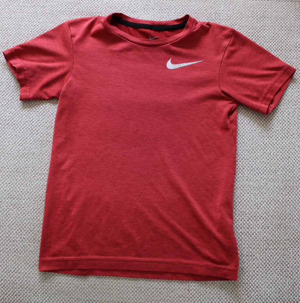 Sportshirt van Nike XS 122/128, Kinderen en Baby's, Kinderkleding | Maat 122, Gebruikt, Sport- of Zwemkleding, Ophalen of Verzenden