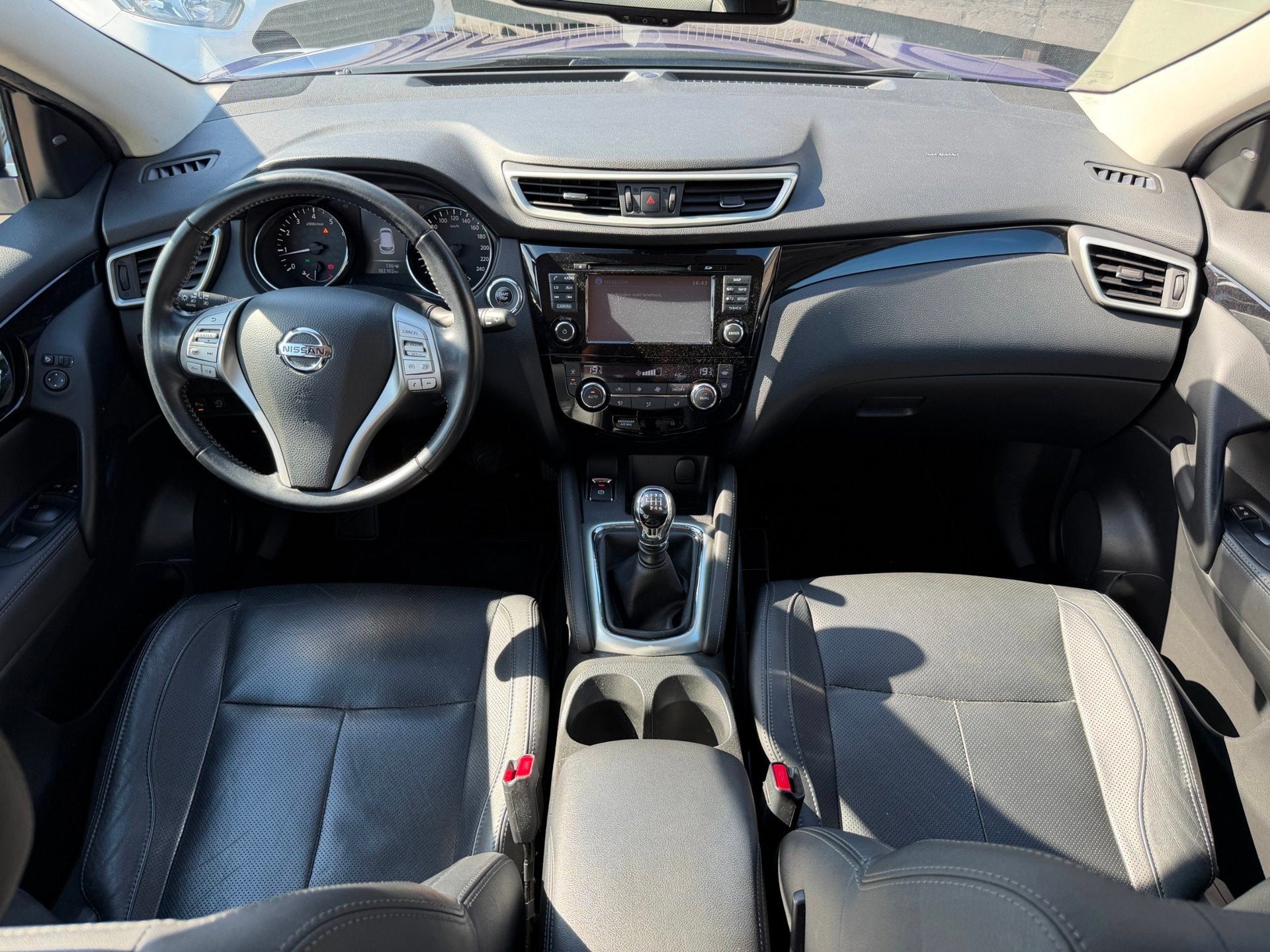 Nissan Qashqai 1.6 Tekna I Trekhaak I Leder I Navi I LaneAss, Auto's, Voorwielaandrijving, 1618 cc, Gebruikt, 4 cilinders