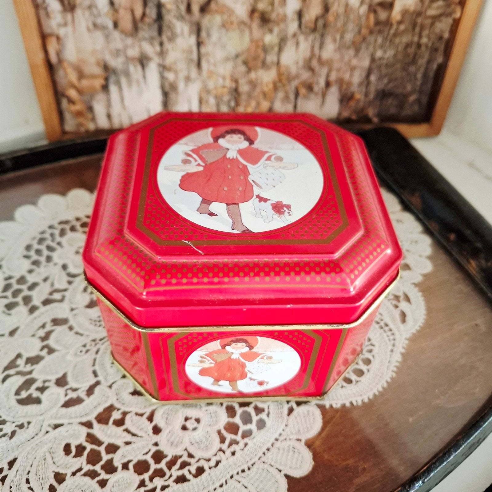 Vintage rood blikje met meisje en hondje in de sneeuw, Verzamelen, Ophalen of Verzenden, Zo goed als nieuw, Overige