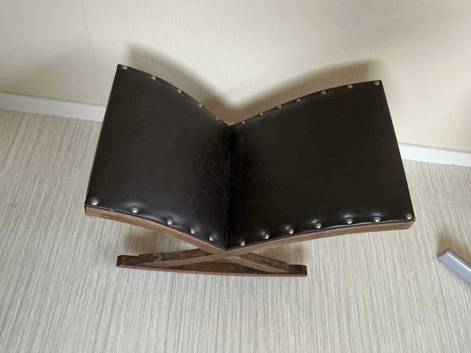 Vintage houten voetenbankje met leren zitting, Ophalen