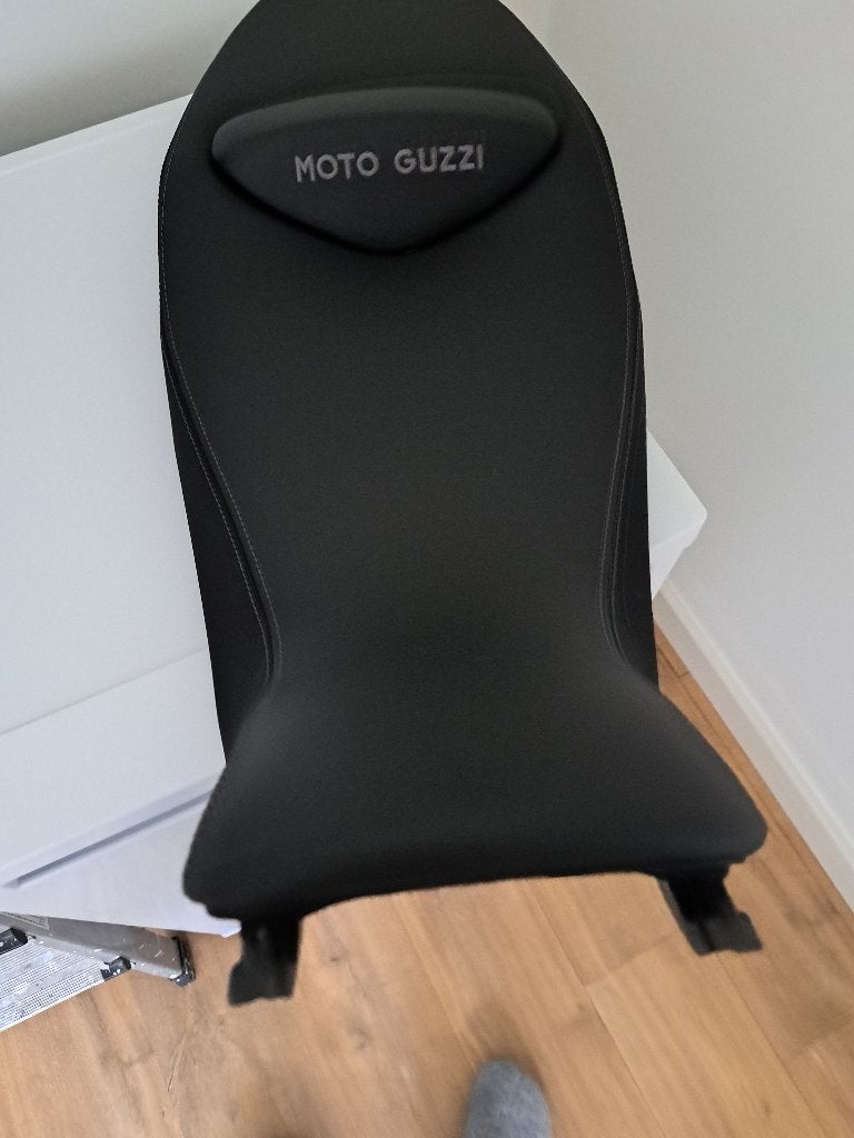 Nieuw zadel voor moto Guzzi V85TT bouwjaar 2024, Motoren, Ophalen, Nieuw