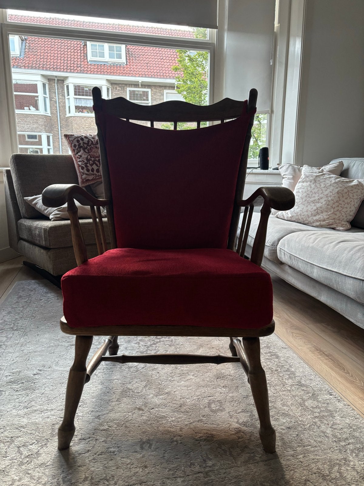 Vintage houten stoel met rode kussens, Ophalen