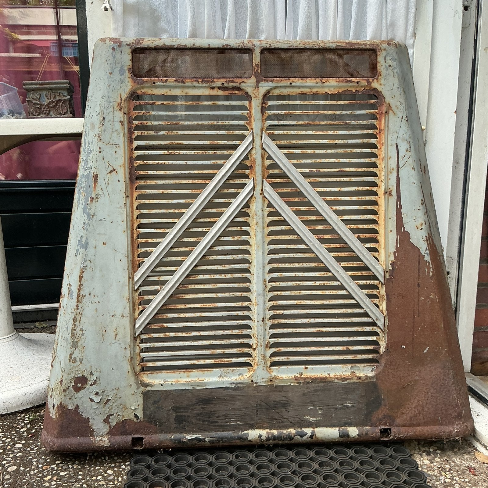 HY Citroen motorkap/grille met de oude “antieke” chevrons., Ophalen
