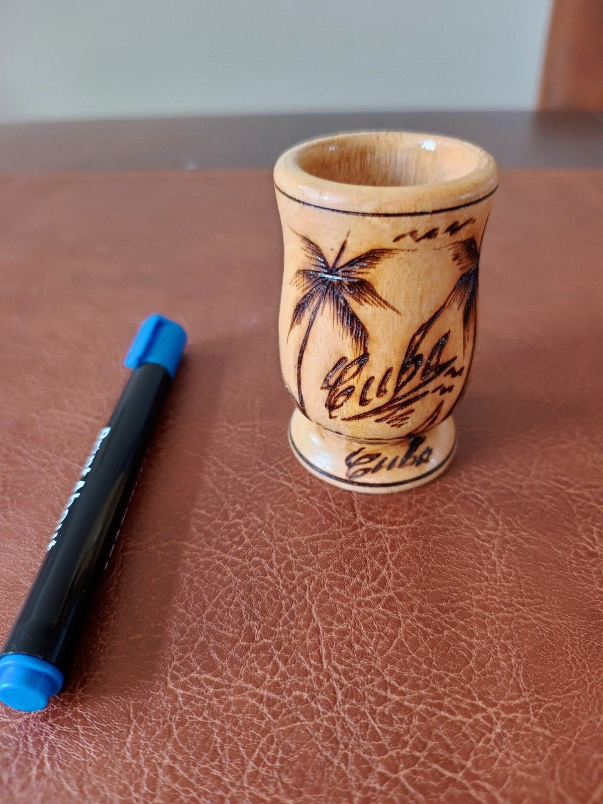 Vintage houten Cuba mini bekertje souvenir
Beschrijving:
Vin, Ophalen of Verzenden, Gebruikt, Balpen, Overige merken