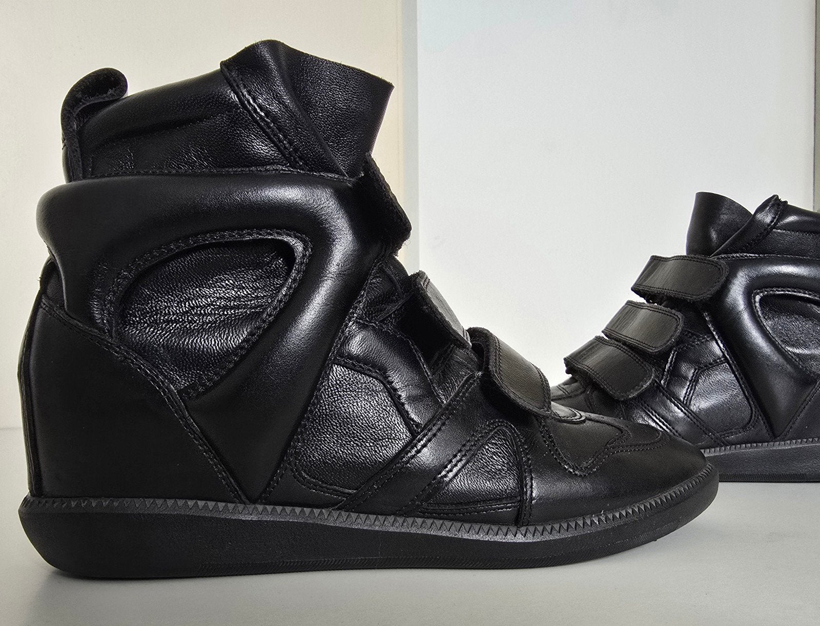 ISABEL MARANT BUCKEE BEKETT MAAT 38. Zwarte sleehak sneaker, Kleding | Dames, Isabel Marant, Zwart, Ophalen of Verzenden, Sneakers of Gympen