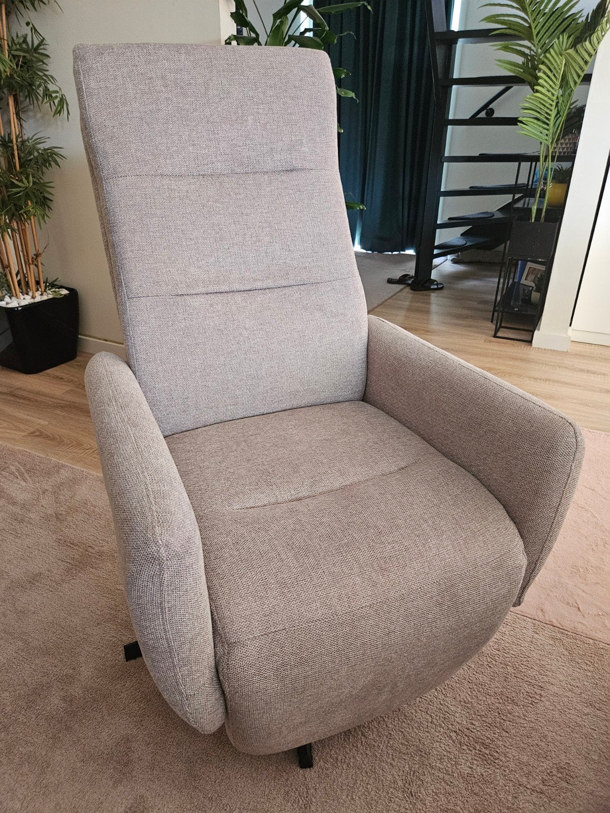 Comfortabele grijze fauteuil met verstelbare rugleuning, Huis en Inrichting, Fauteuils, Ophalen, Zo goed als nieuw, Metaal, Modern, Comfortabel