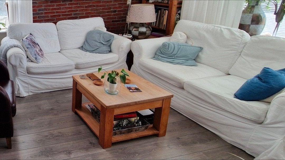 Comfortabele 2 x 2 bank met extra beigehoes, Huis en Inrichting, Ophalen, Driepersoons, 75 tot 100 cm, Zo goed als nieuw