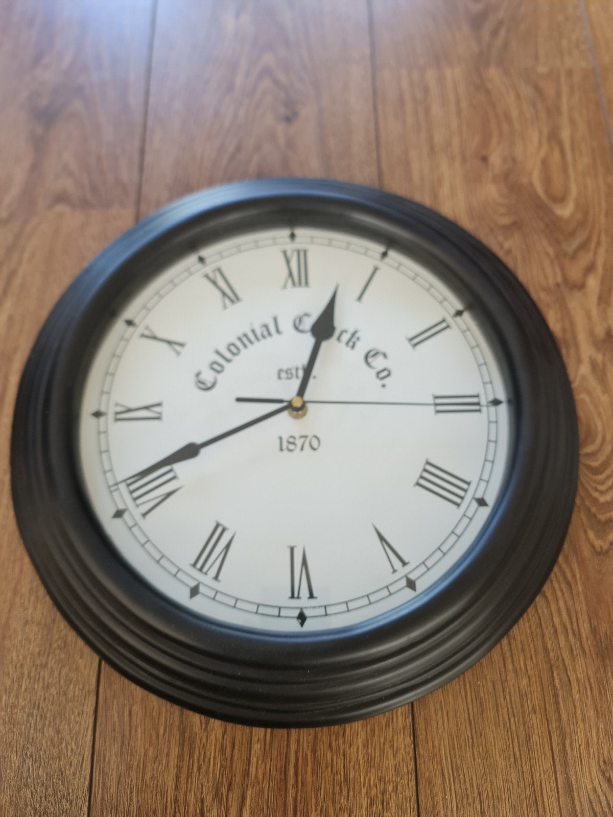 Wandklok "Colonial Clock Co. est. 1870" - Zwart/Wit, Huis en Inrichting, Ophalen of Verzenden