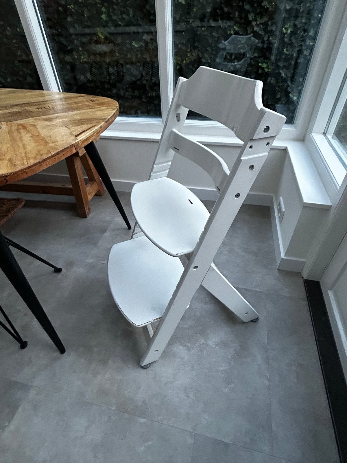 Witte meegroeistoel met eetblad en gordel, Kinderen en Baby's, Kinderstoelen, Ophalen, Gebruikt, Meegroeistoel, Afneembaar eetblad