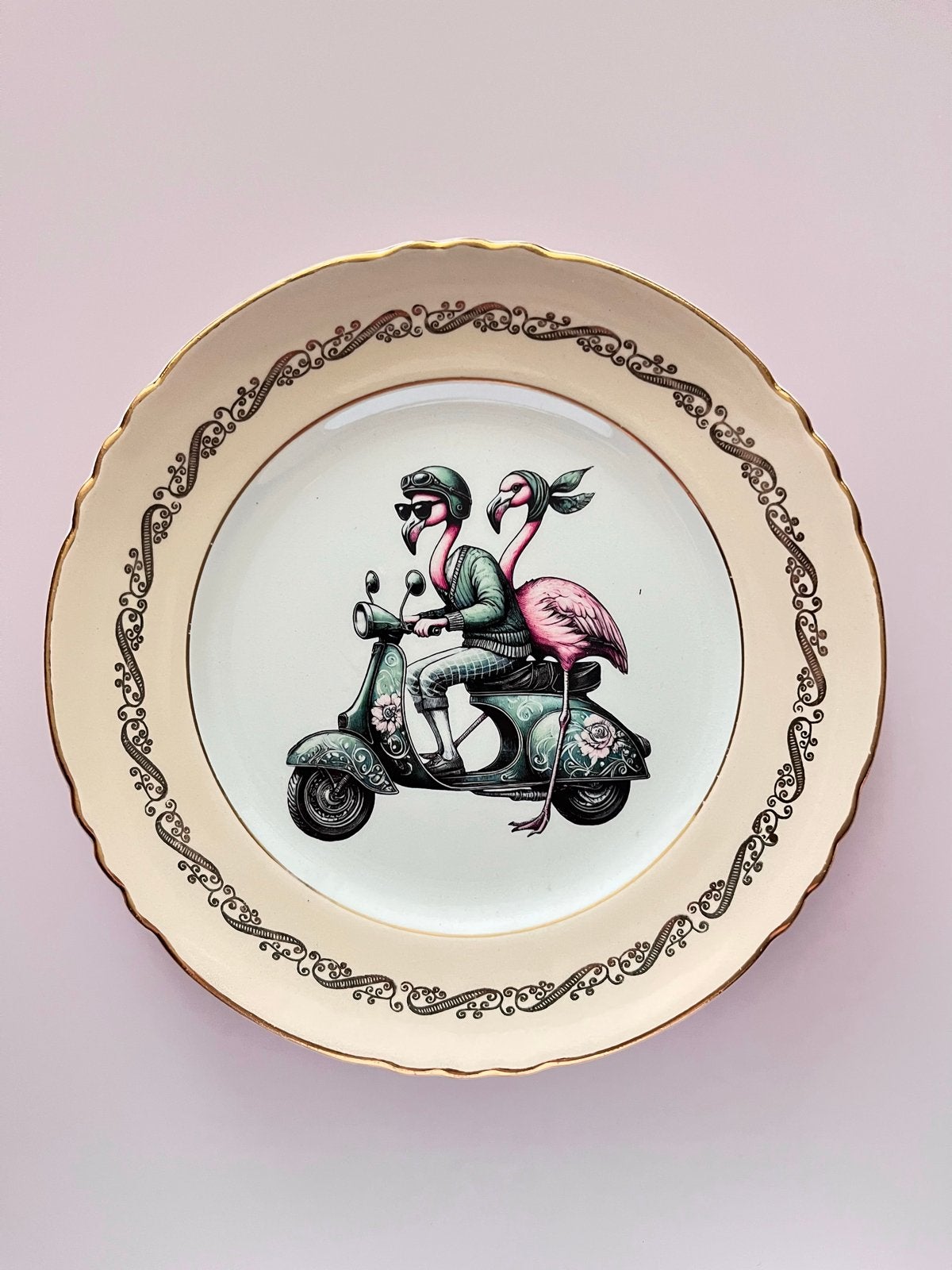 Wandbordje "Flamingo Scooter" - Unieke Decoratie 19 cm, Gebruikt, Steen/keramiek, Ophalen of Verzenden, Wandbord of Wandpaneel