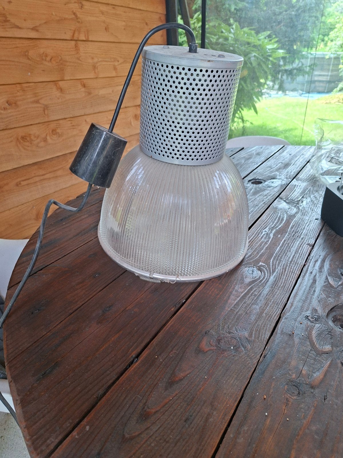 Industriële hanglamp met geperforeerde kap, Huis en Inrichting, Lampen | Hanglampen, Ophalen, Gebruikt, Industrieel, Minder dan 50 cm
