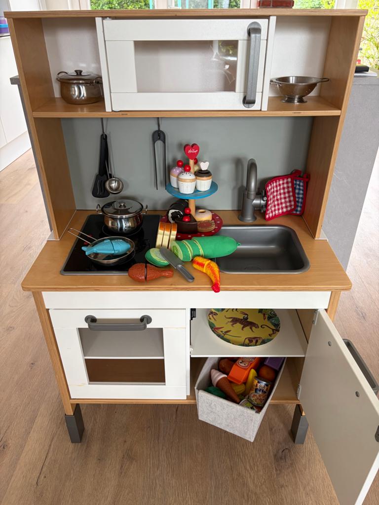 IKEA DUKTIG keukentje met accessoires (kookplaat defect), Ophalen, Gebruikt, Ontdekken