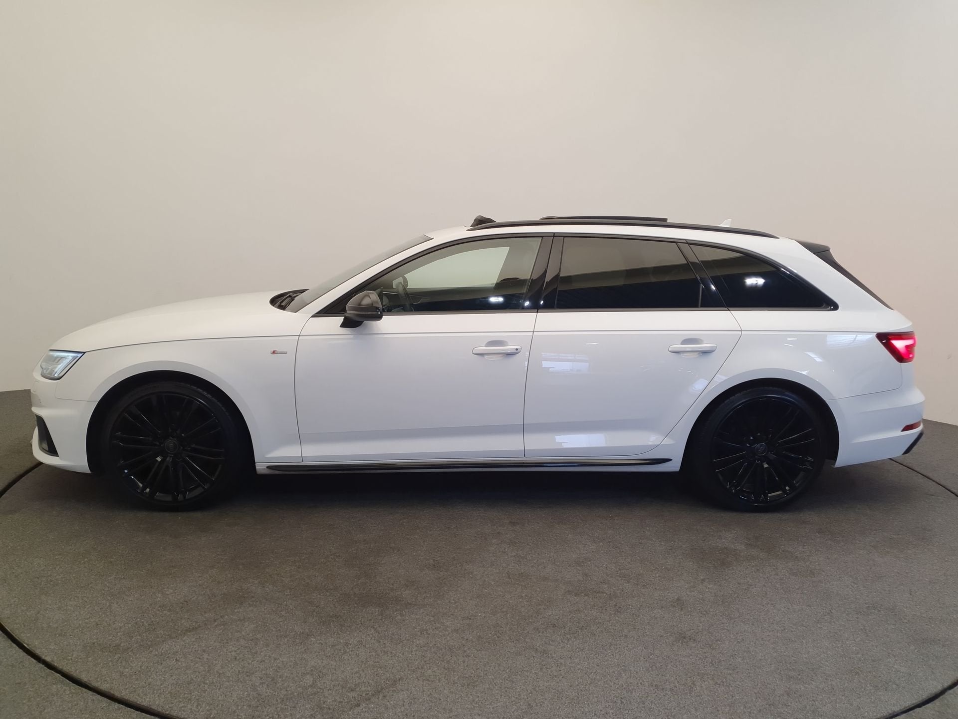 Audi A4 Avant 40 TFSI Sport S line black edition Panorama da, Auto's, Gebruikt, A4, Leder, Hybride Elektrisch/Benzine