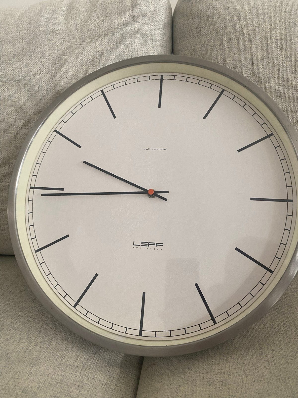 LEFF Amsterdam Wandklok - Radiogestuurd, Ophalen, Radiogestuurd, Analoog, Zilver