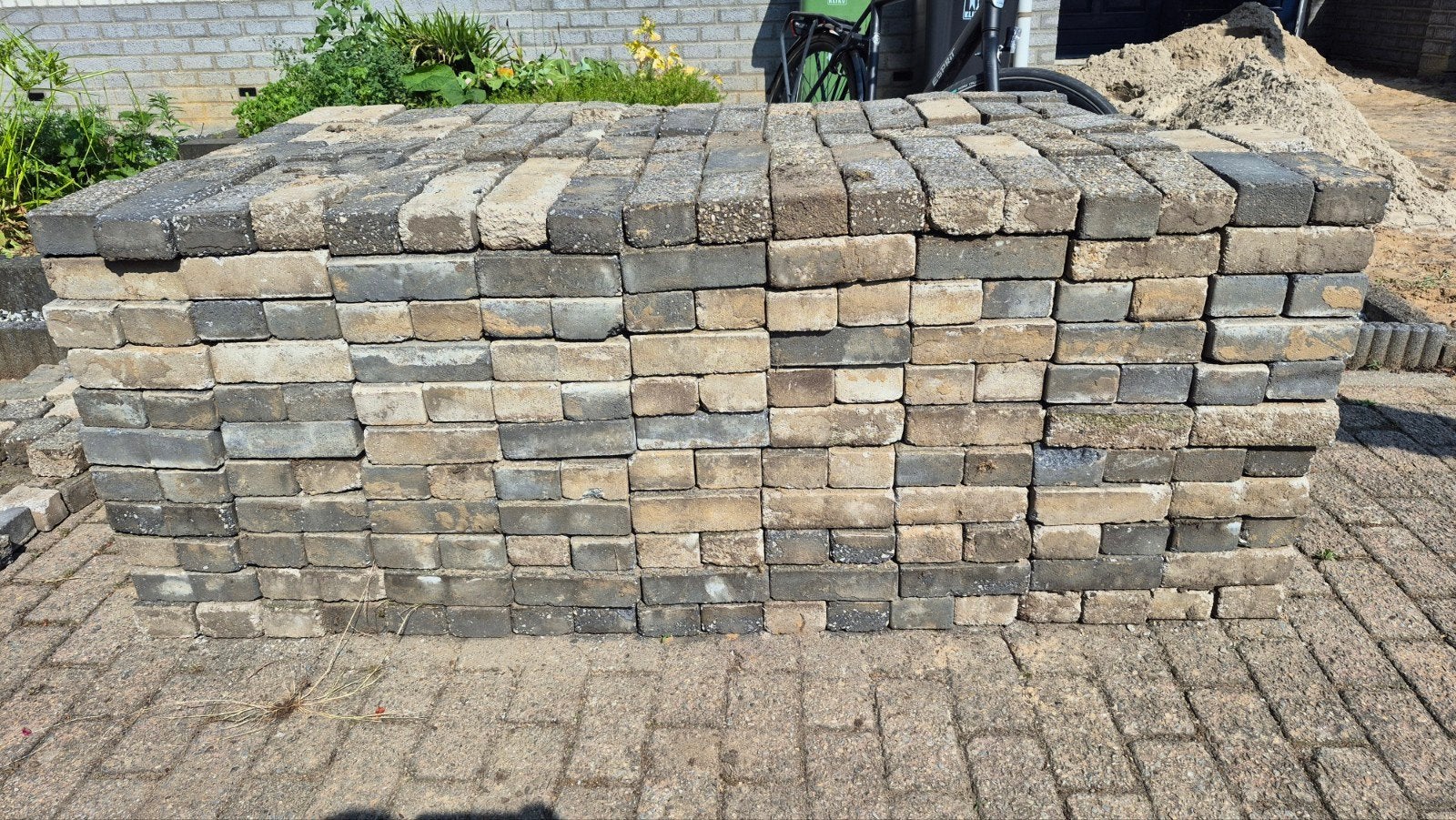Gratis klinkers (ca. 24 m2) - Zelf ophalen en inladen, Ophalen, Gebruikt, Beton, Klinkers
