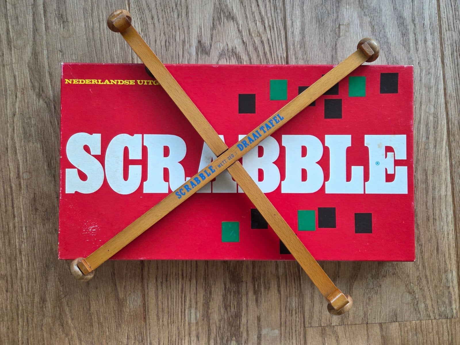 SCRABBLE MET HOUTEN LETTETS EN DRAAITAFEL, Hobby en Vrije tijd, Gezelschapsspellen | Bordspellen, Een of twee spelers, Ophalen of Verzenden