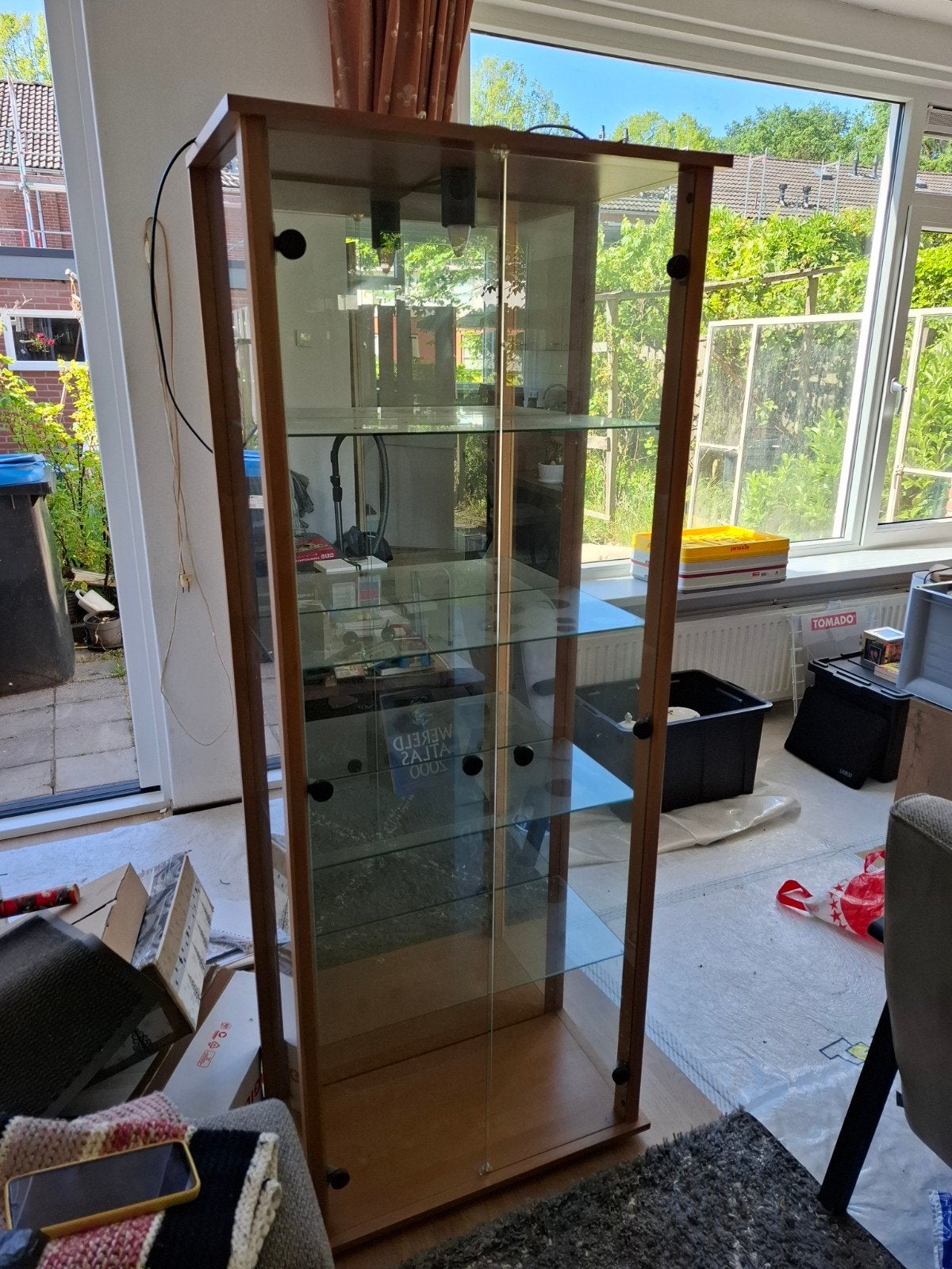Glazen vitrinekast met houten frame, Huis en Inrichting, Kasten | Vitrinekasten, Minder dan 50 cm, Glas, Ophalen of Verzenden